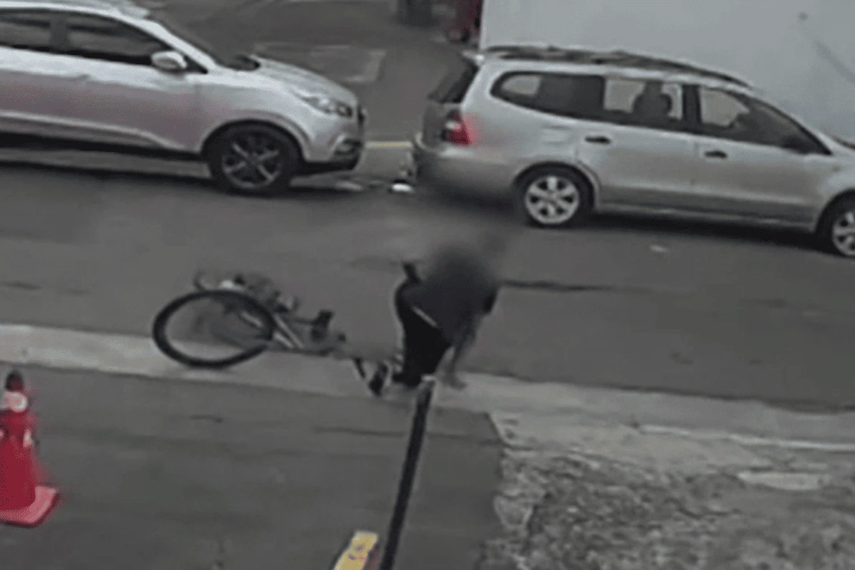Pai e filha perseguem e agridem ciclista em briga de trânsito. Veja