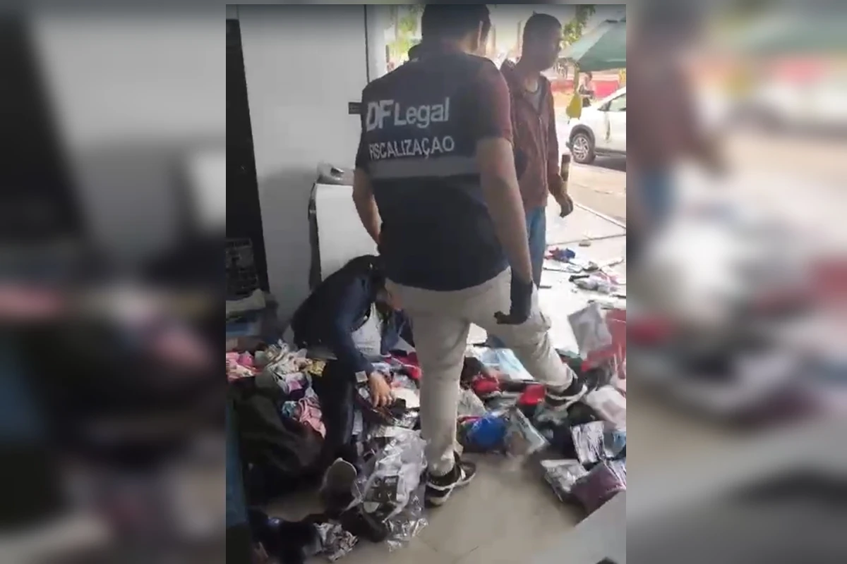 Vídeo: fiscal da DF Legal chuta mercadoria de ambulante caída no chão
