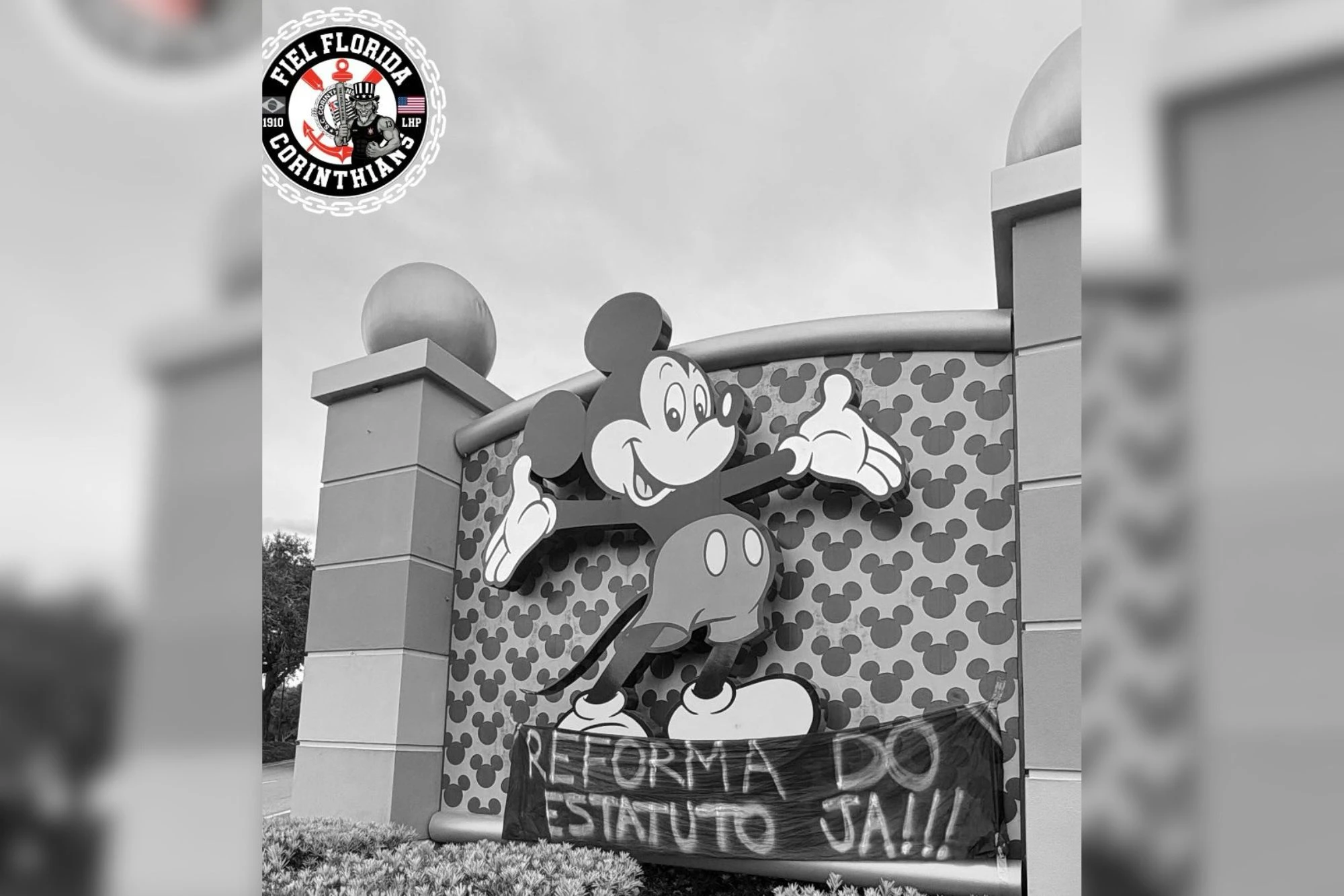 Torcedores do Corinthians protestam na Disney: “Fora ratazanas”