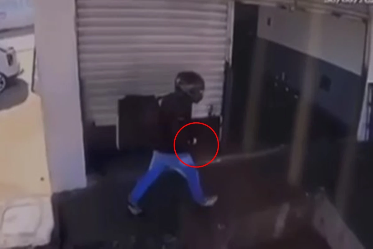 Motociclista atira nove vezes em mecânico dentro de oficina. Veja