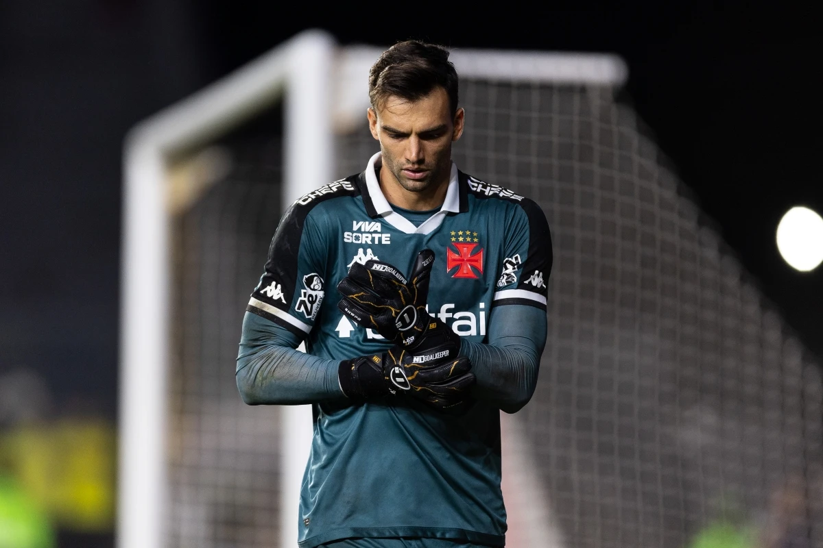 Diniz detona árbitro após expulsão de Léo Jardim em empate com Inter