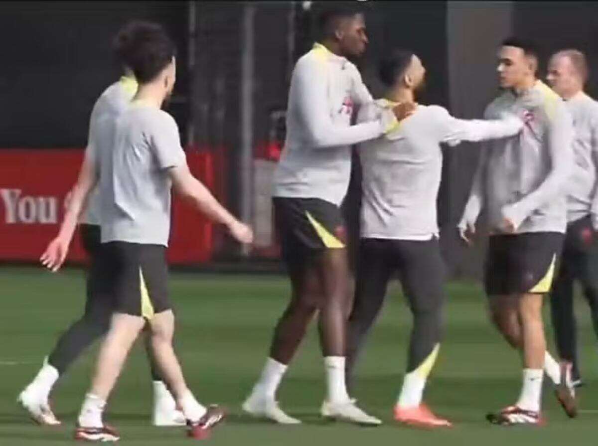 Vídeo: estrelas do Liverpool trocam empurrões durante treino