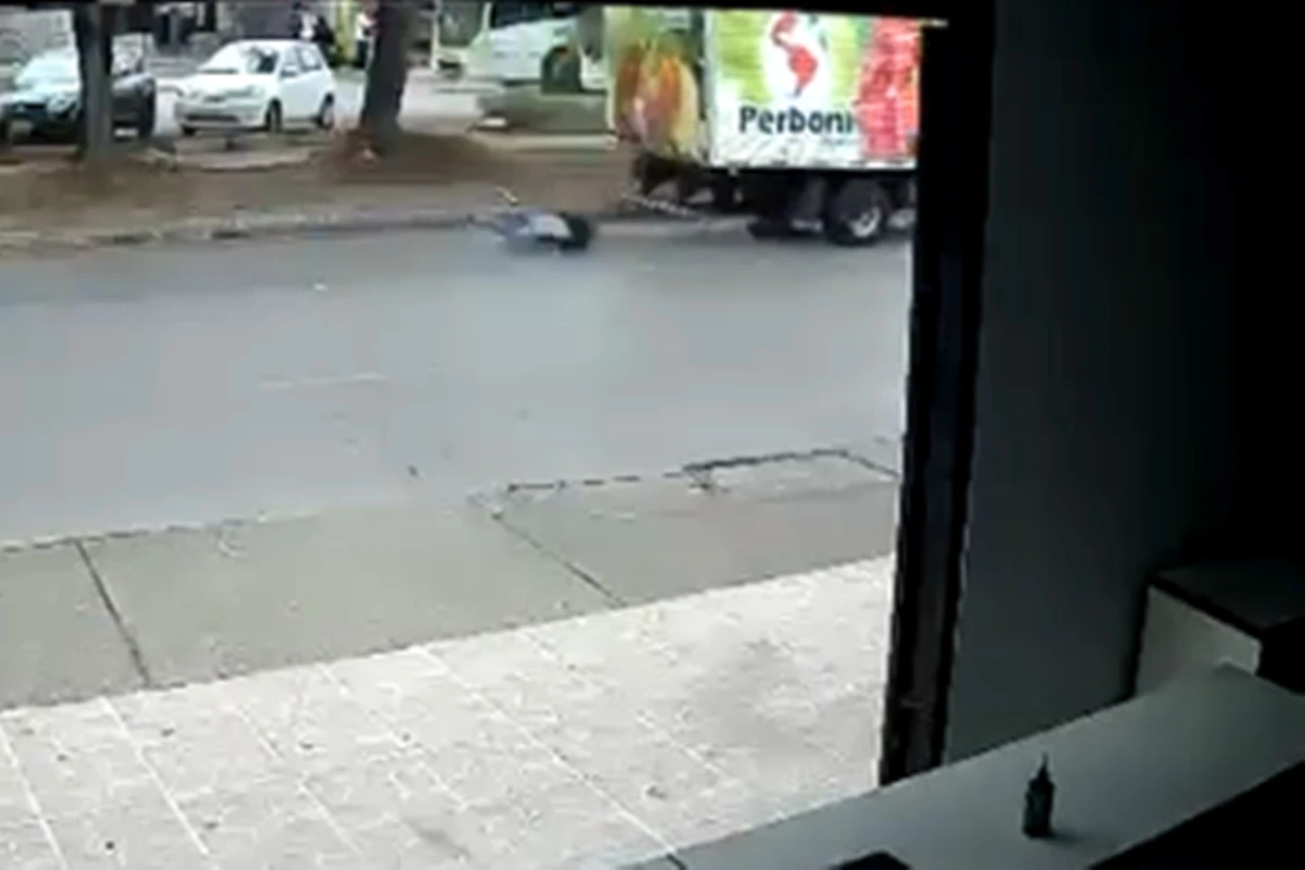 Vídeo: homem se pendura em caminhão, cai e é arrastado por rua no DF