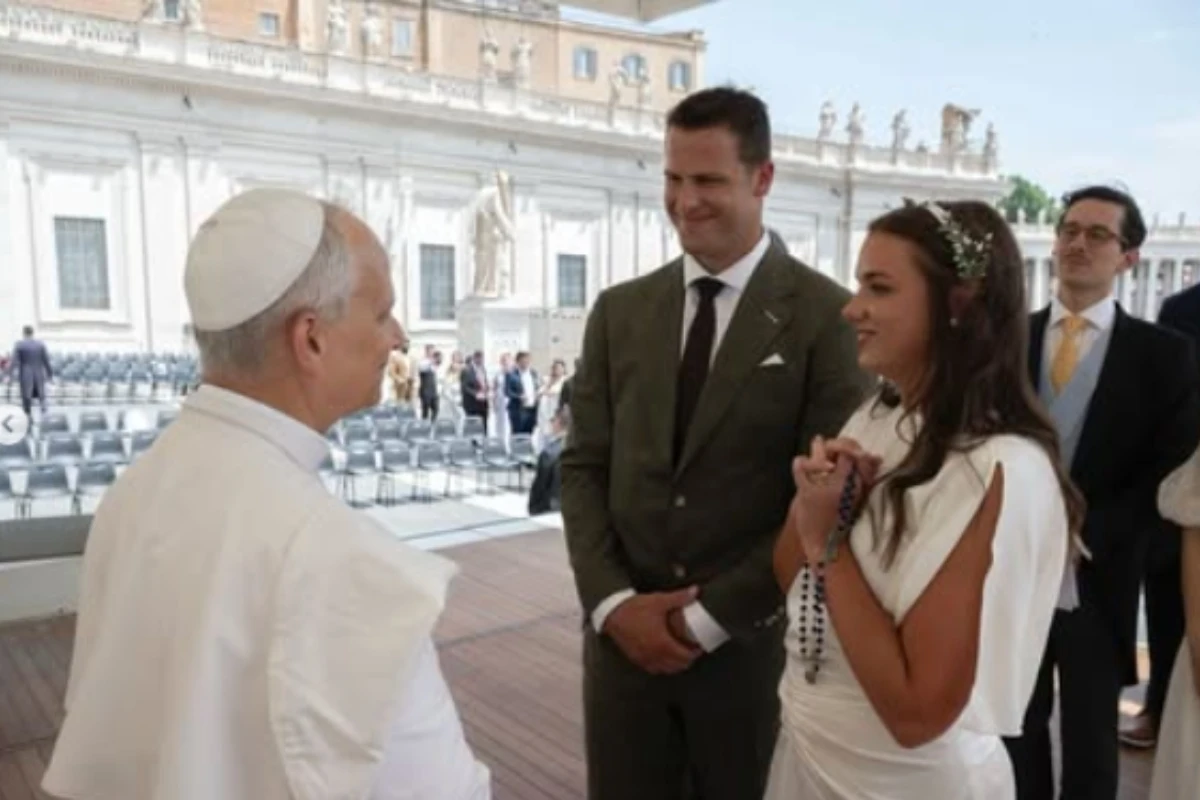 Papa recebe jogador da NFL no Vaticano e torcida zoa rival nas redes
