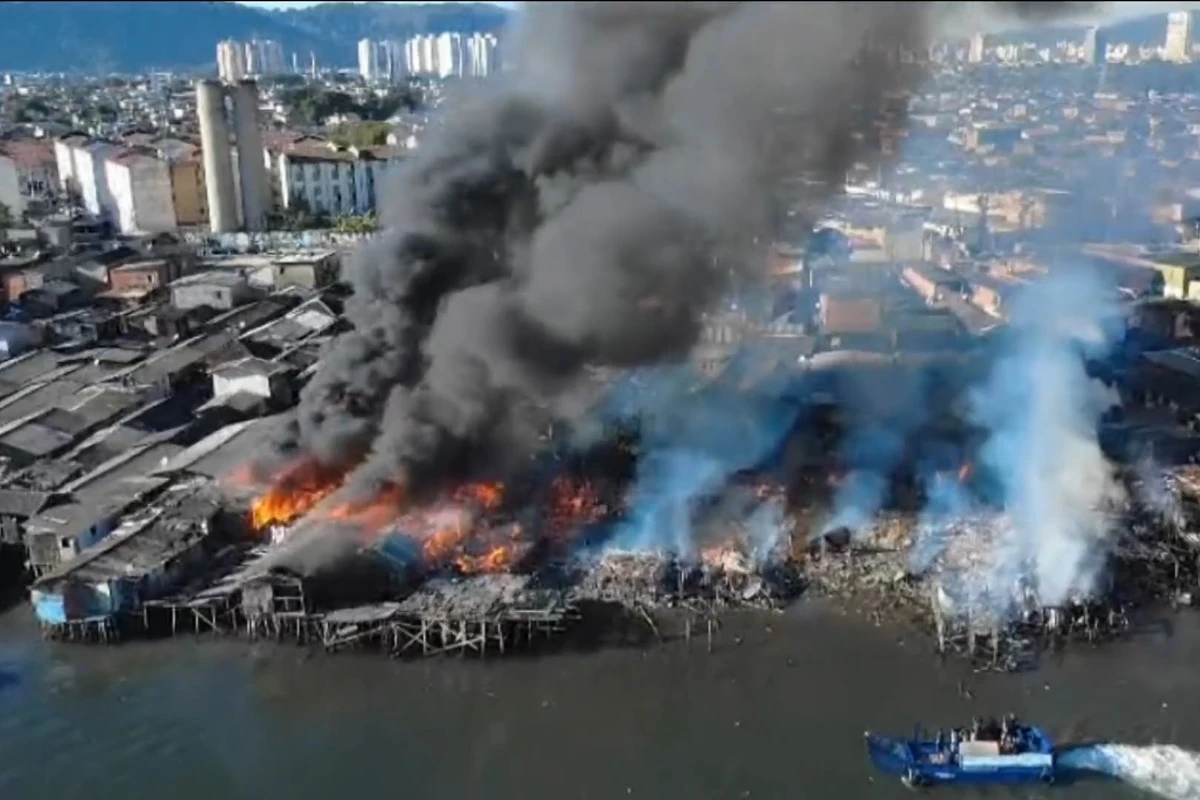 Incêndio de grandes proporções atinge palafitas em Santos