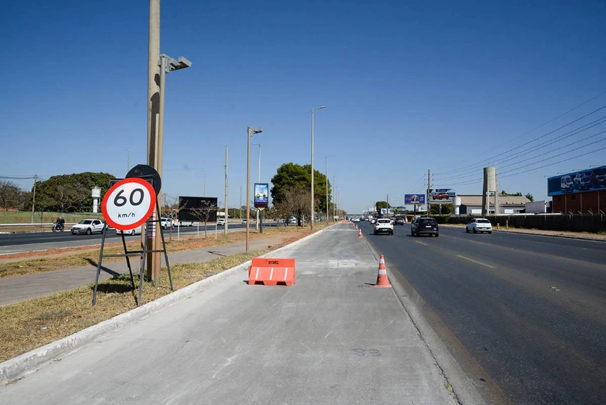 Protesto após derrubada de casas causa congestionamento na EPTG