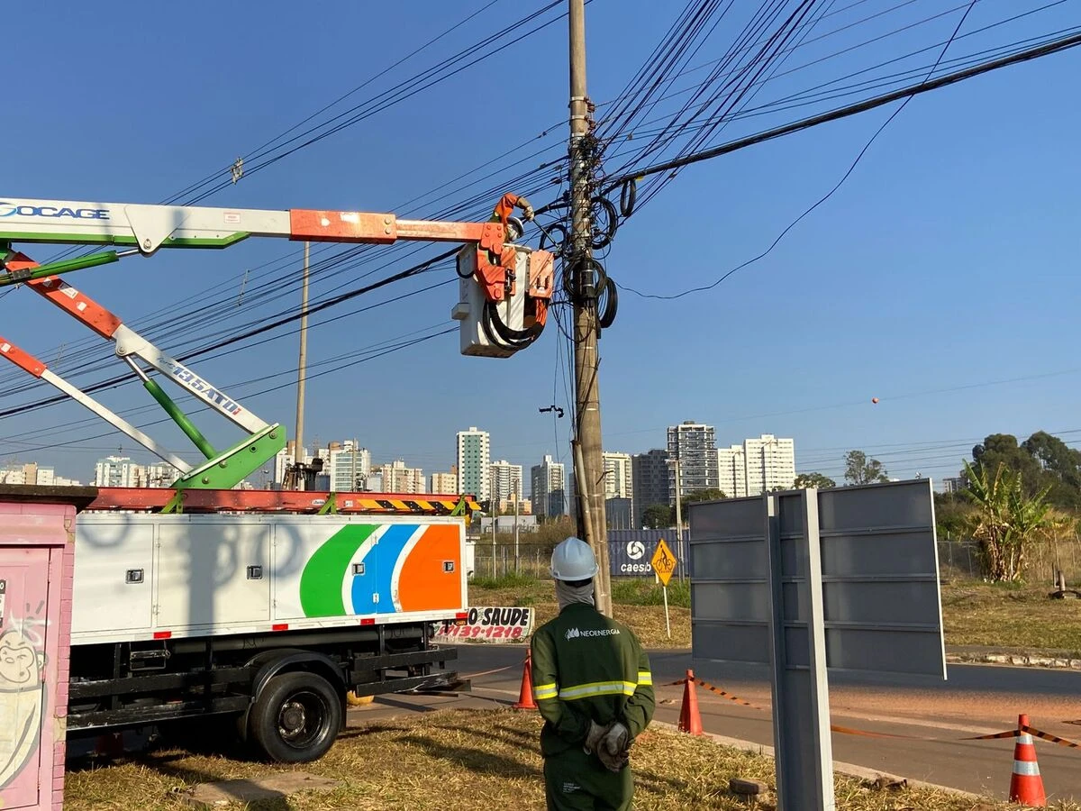 Neoenergia retira 3 toneladas de cabos clandestinos das ruas do DF