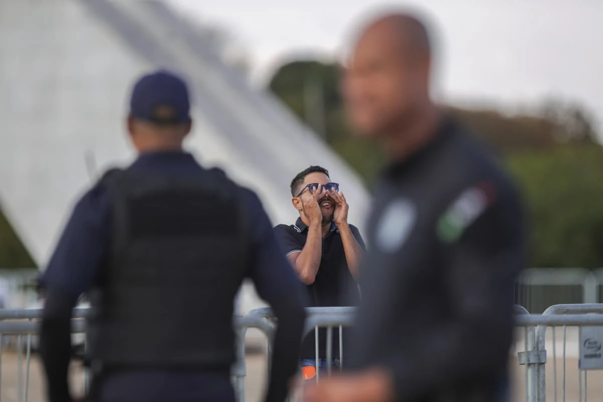 Sozinho, homem protesta em frente ao STF: “Fora, Moraes”. Vídeo