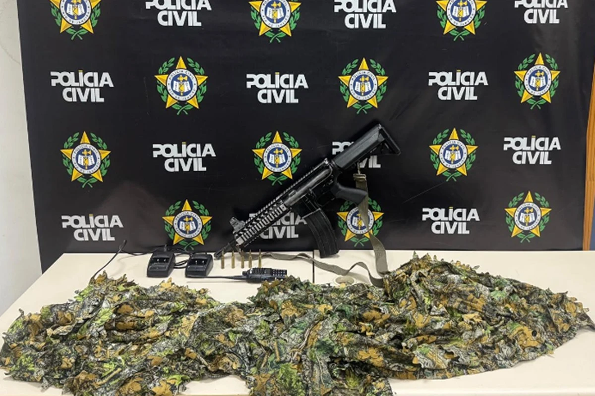 Polícia apreende fuzil e roupa tática com milicianos no Rio de Janeiro