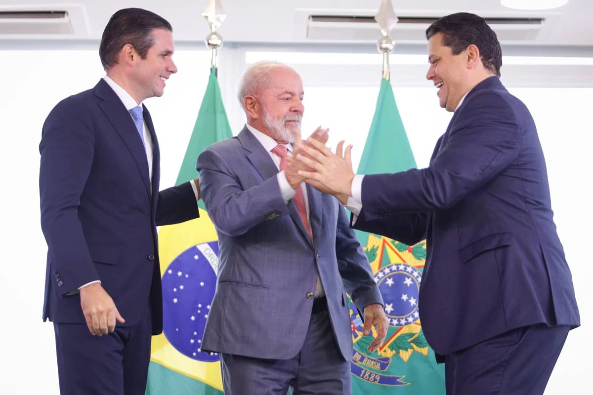 A fábrica de crises (por André Gustavo Stumpf)