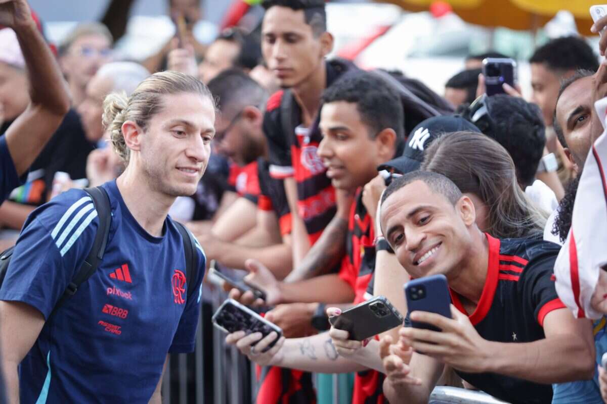 Elenco do Flamengo é recebido com festa da torcida no hotel em Brasília