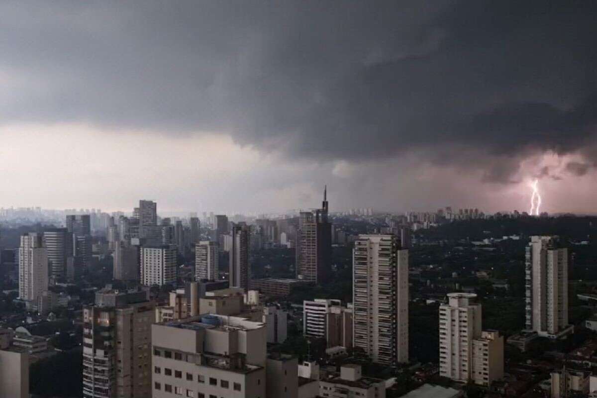 Zona leste sofre com pontos de alagamentos em mais um dia de chuva