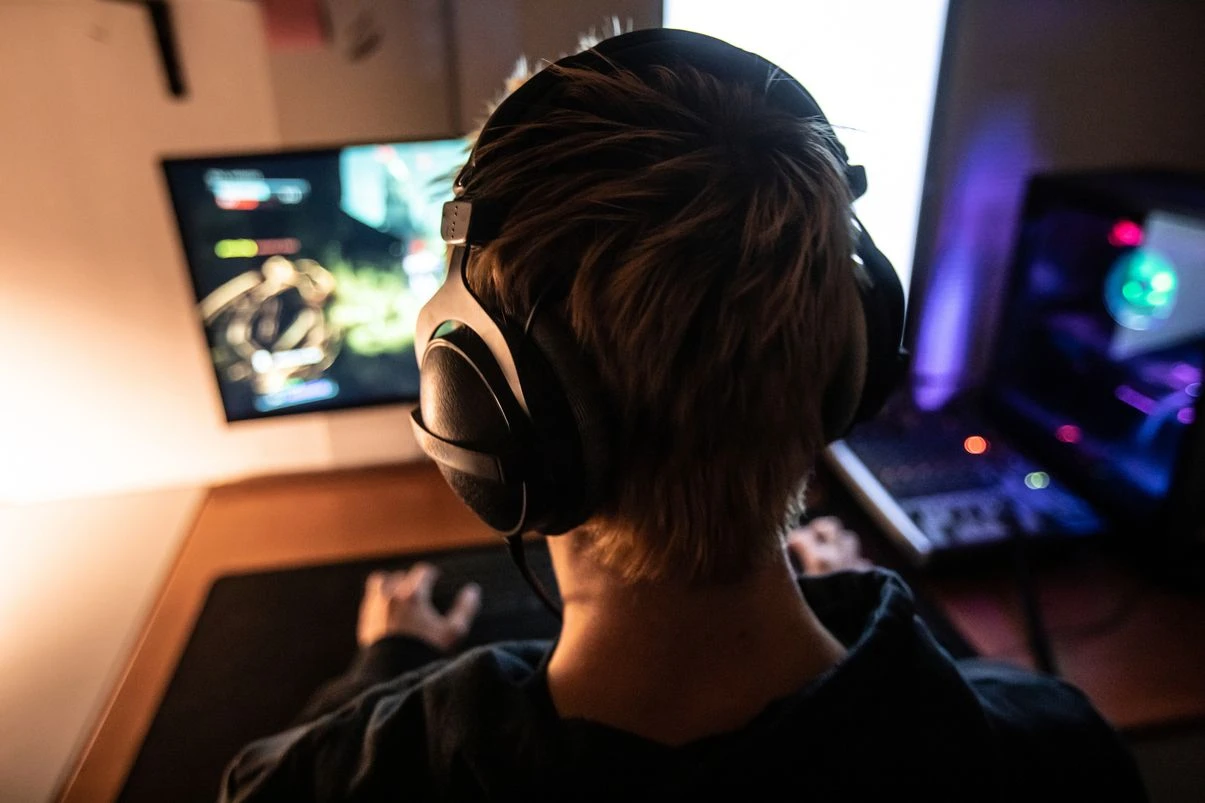 Filho soca a mãe ao ser advertido por gastar R$ 2 mil em jogos on-line