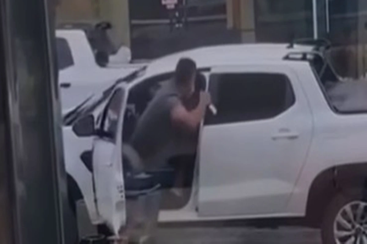 Motorista leva 10 facadas em briga de trânsito após colisão. Vídeo
