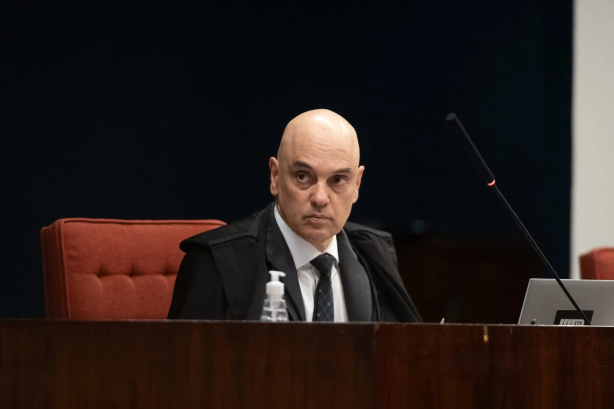 Moraes manda defesa dizer se Bolsonaro quer receber Tarcísio e Celina