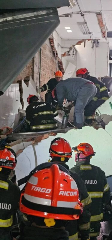 Restaurante onde teto desabou estava regularizado, diz Prefeitura