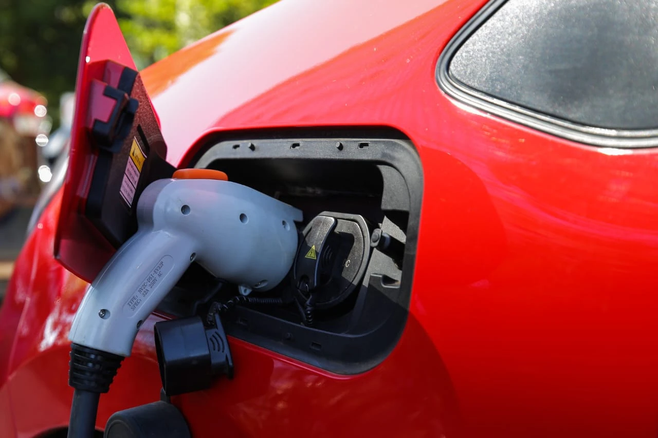 Aumento de 10.000% na frota elétrica acende alerta para apagões no DF