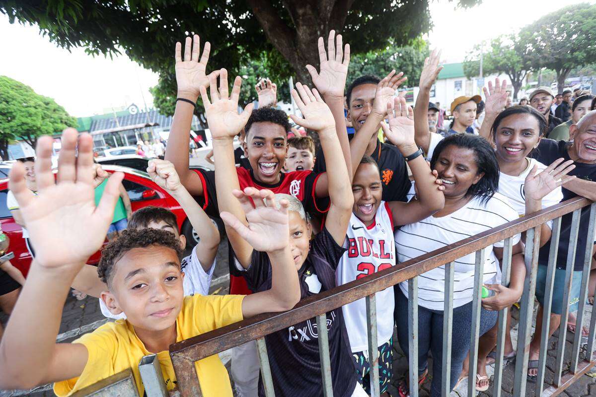 Torcedores cercam o Bezerrão para apoiar Seleção em treino