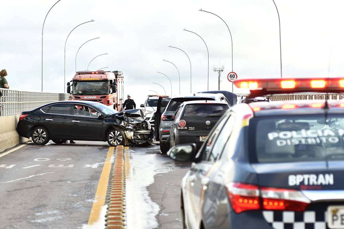 Fotos: Audi de embaixada e Sentra batem na Ponte Honestino Guimarães