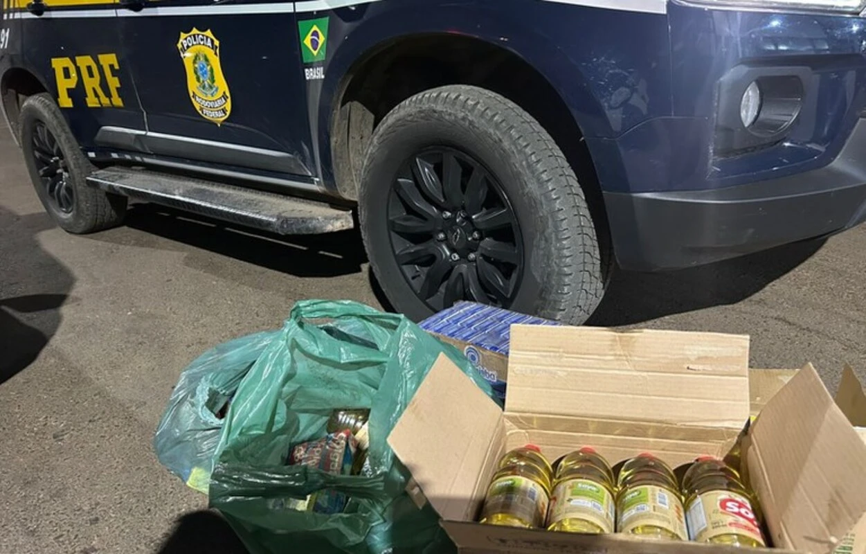 Vídeo: PRF prende nove pessoas flagradas saqueando caminhão tombado