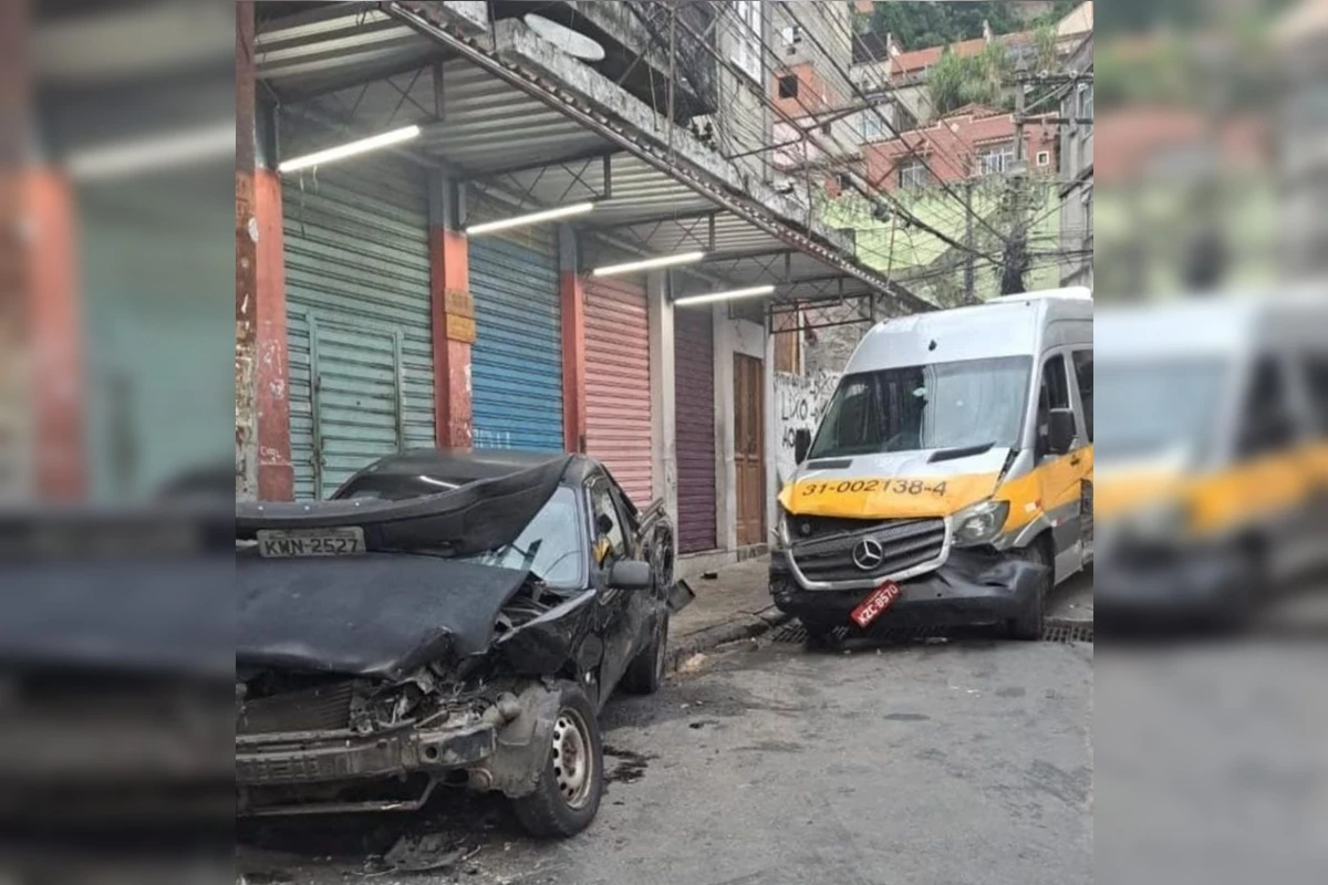 Em fuga após tiroteio, caveirão atinge van escolar em comunidade do RJ