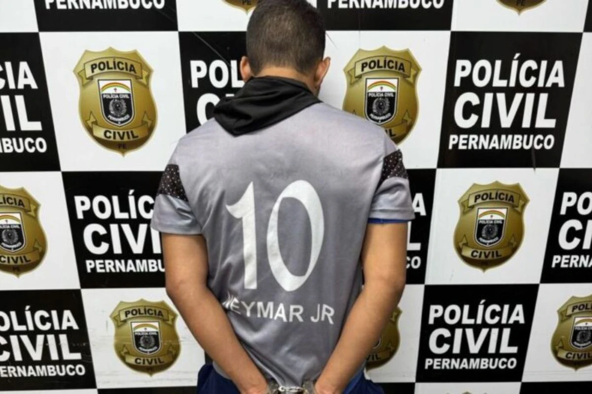 Homem pede para menina de 15 anos tatuar o nome dele com uma gilete