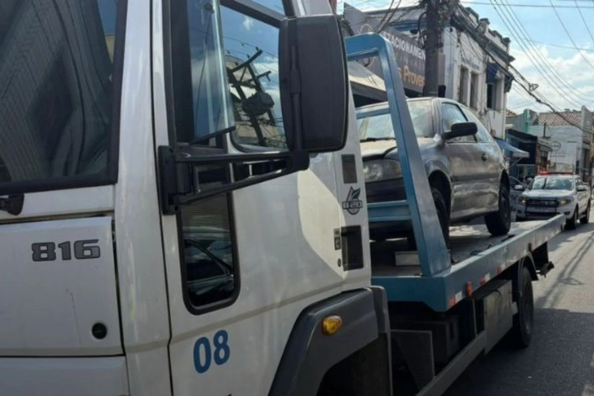 Carro com quase R$ 60 mil em multas é apreendido pela PM no centro