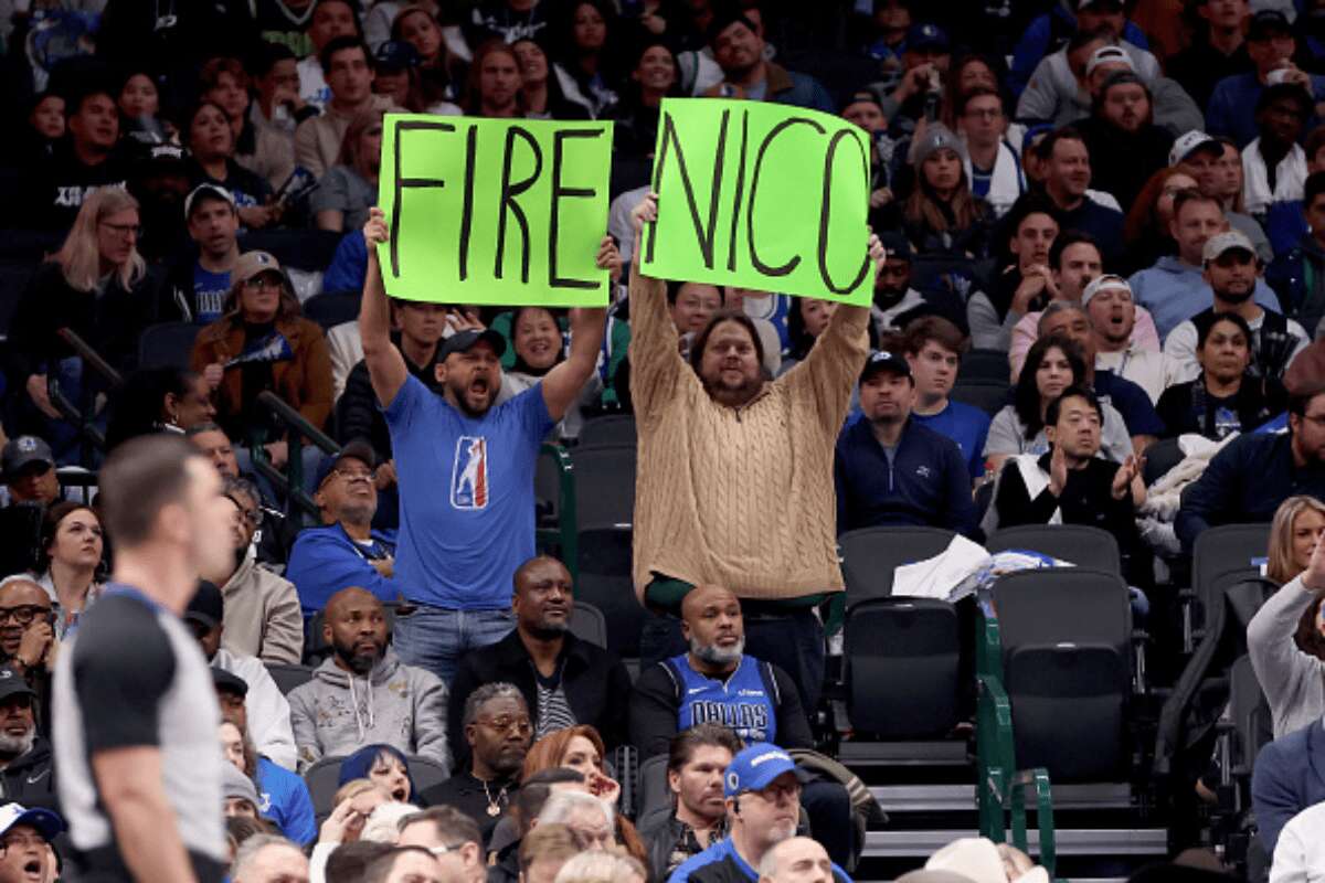 Torcedores dos Mavs são expulsos de jogo por protesto contra dirigente