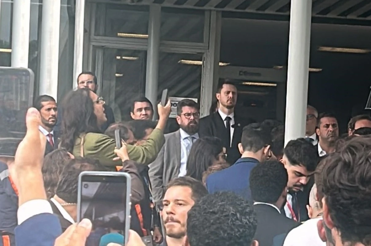 Vídeo: discurso de Bolsonaro no Senado tem protesto e aliada de Lula