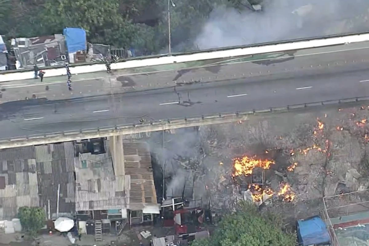 Incêndio destrói moradias de comunidade na Penha, na zona leste de SP