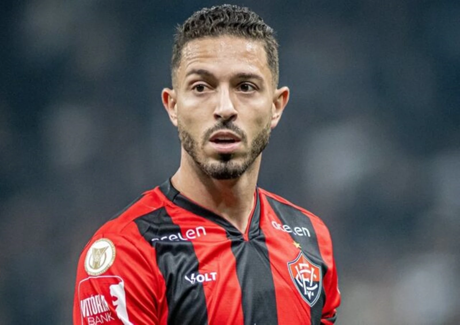 Vitória rebate boatos e nega dívida de R$ 10 milhões com atleta. Leia