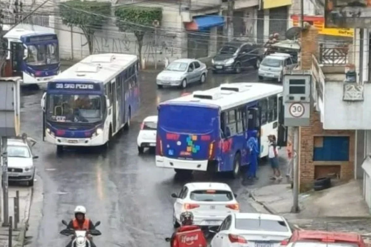 Ônibus derrapa em avenida e acerta muro de casa na Grande SP