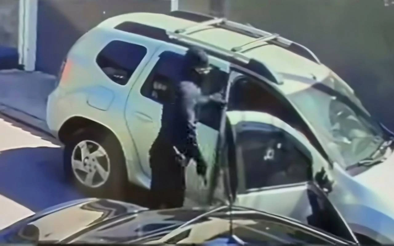 Vídeo: mulher é atingida por mais de 10 tiros à queima-roupa no Rio