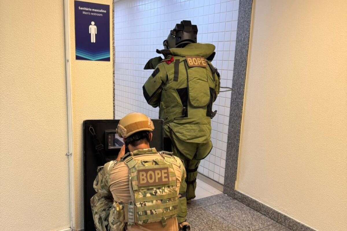 Veja momento em que PF explode objeto suspeito no Aeroporto de Goiânia