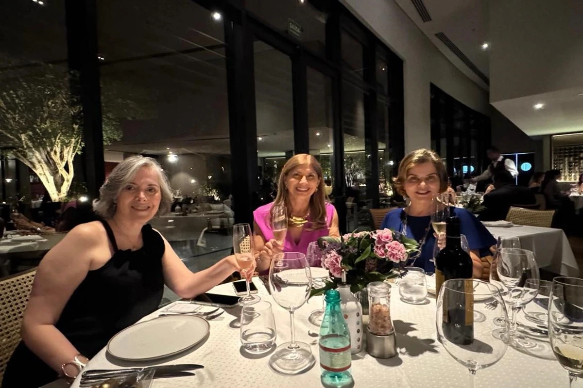 “Irmãs de alma” comemoram 50 anos de amizade no restaurante Piselli