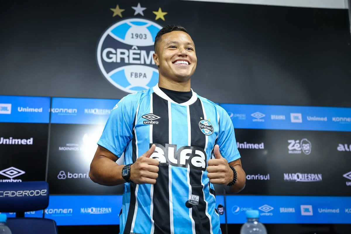 Lateral do Grêmio solta o verbo após pênalti: “Estamos sendo roubados”