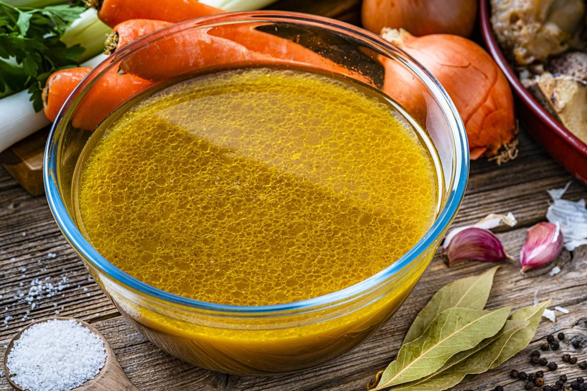 Caldo rico em colágeno e magnésio ajuda a saúde do intestino