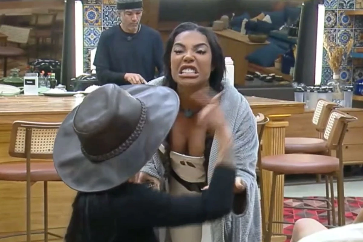 Vídeo: assista a briga e cusparada de Carol Lekker e Rayane Figliuzzi