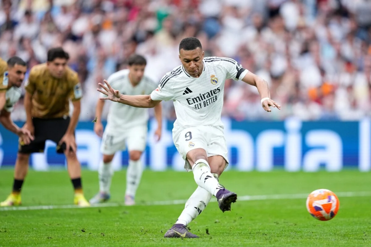 Mbappé passa Gyokares na briga e fica muito perto da Chuteira de Ouro