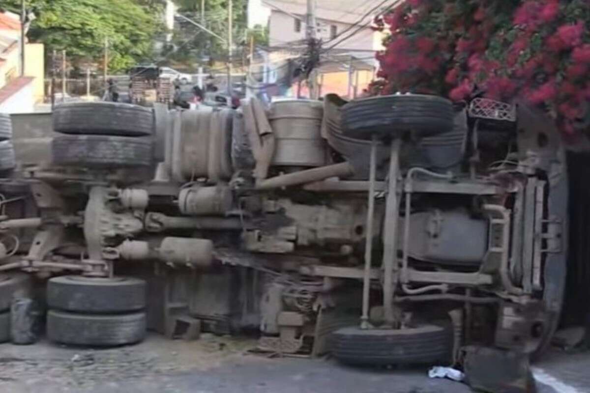 Vídeo: caminhão cheio de terra perde o controle e atinge 4 casas em SP