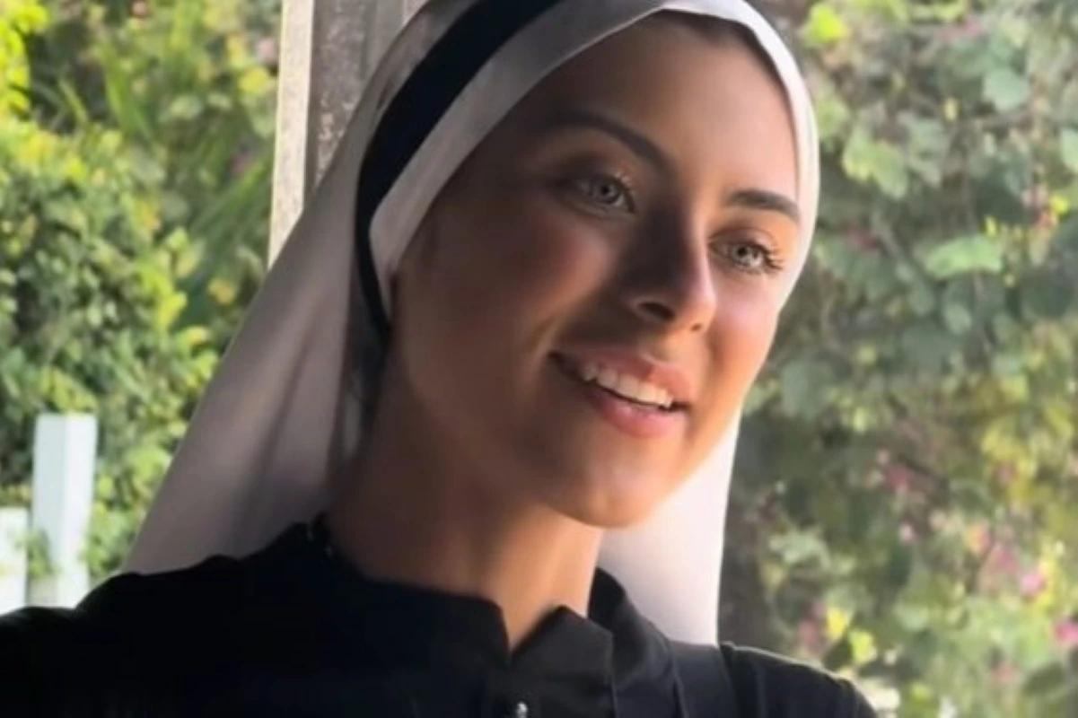 Freira que encantou e viralizou pela beleza se manifesta. Vídeo
