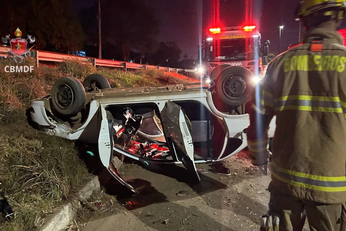 Carro capota na BR-020 e deixa três pessoas feridas. Veja imagens