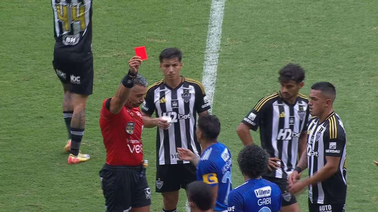 Gabigol é punido por expulsão no clássico contra o Galo. Reveja lance