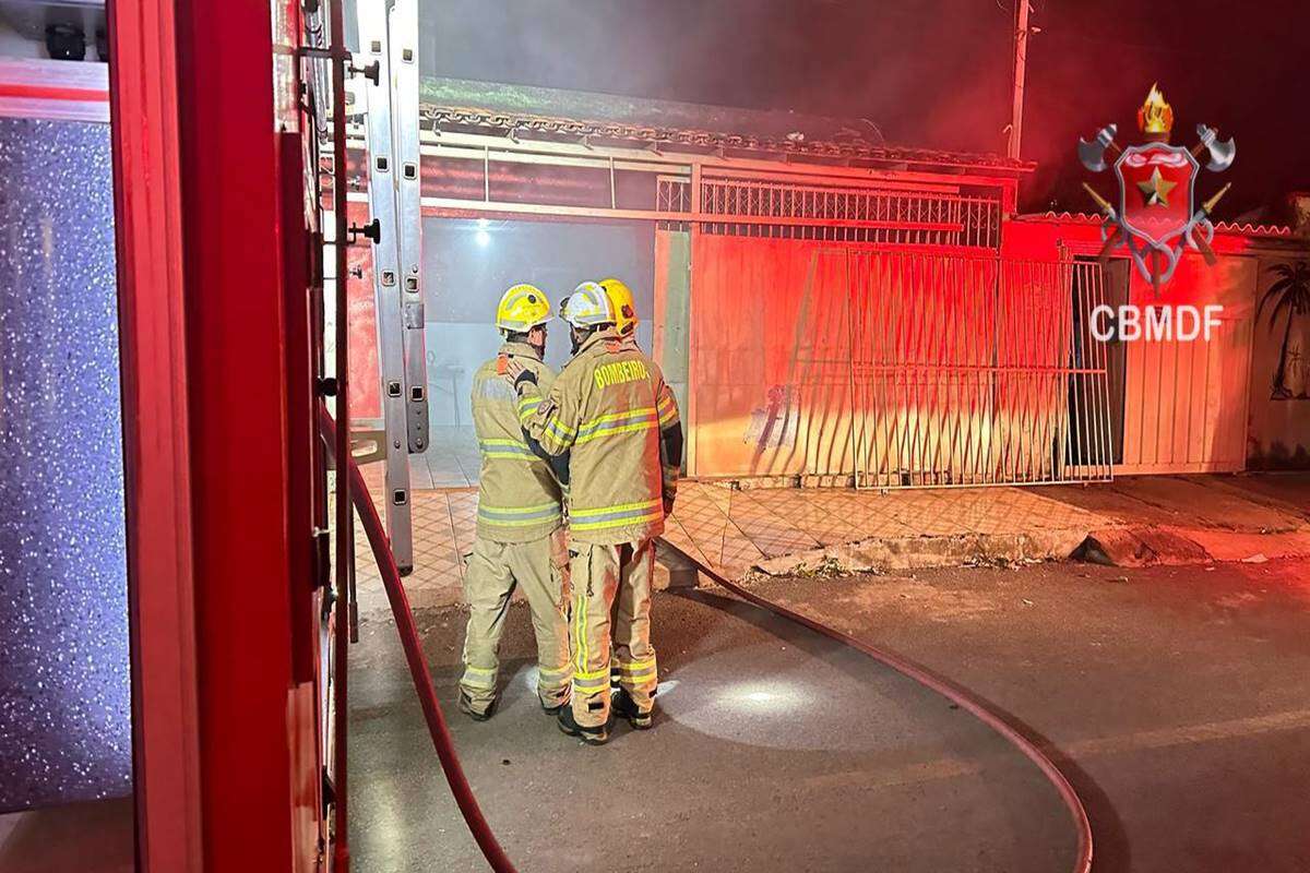 Incêndio de grandes proporções em residência mobiliza bombeiros do DF