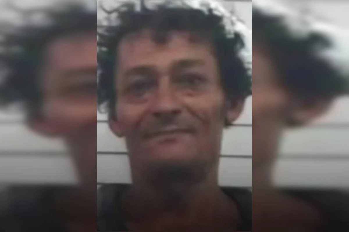 Homem mata e arranca a língua da irmã na frente da mãe