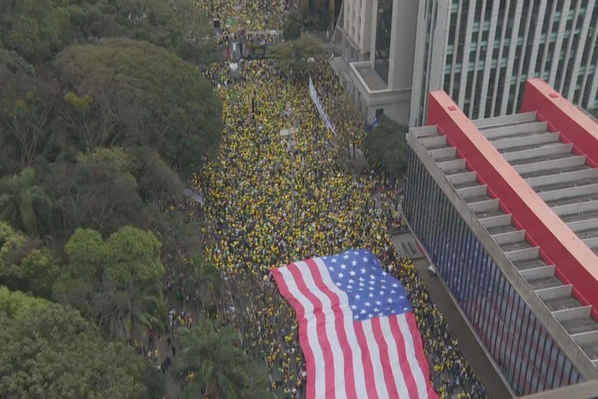 Bolsonaristas levam bandeira gigante dos EUA à Paulista