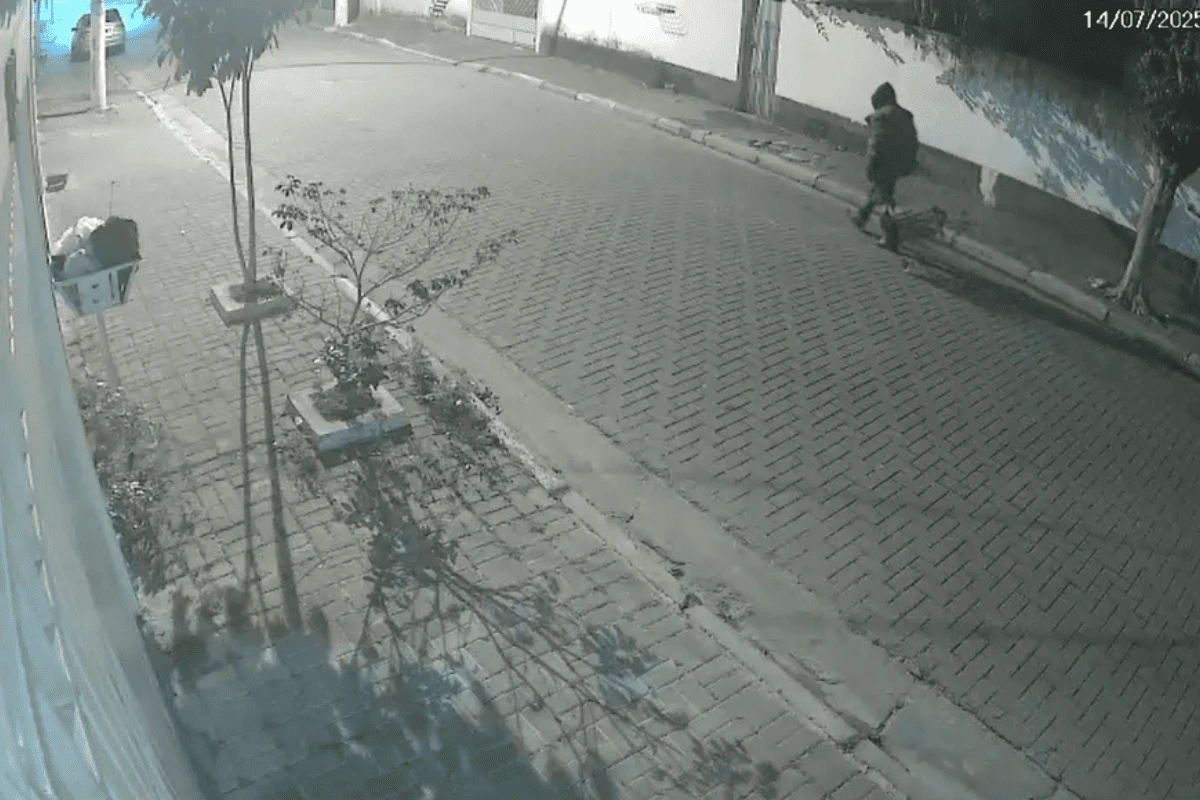 Suspeito é flagrado carregando corpo de mulher achada em lixeira. Veja