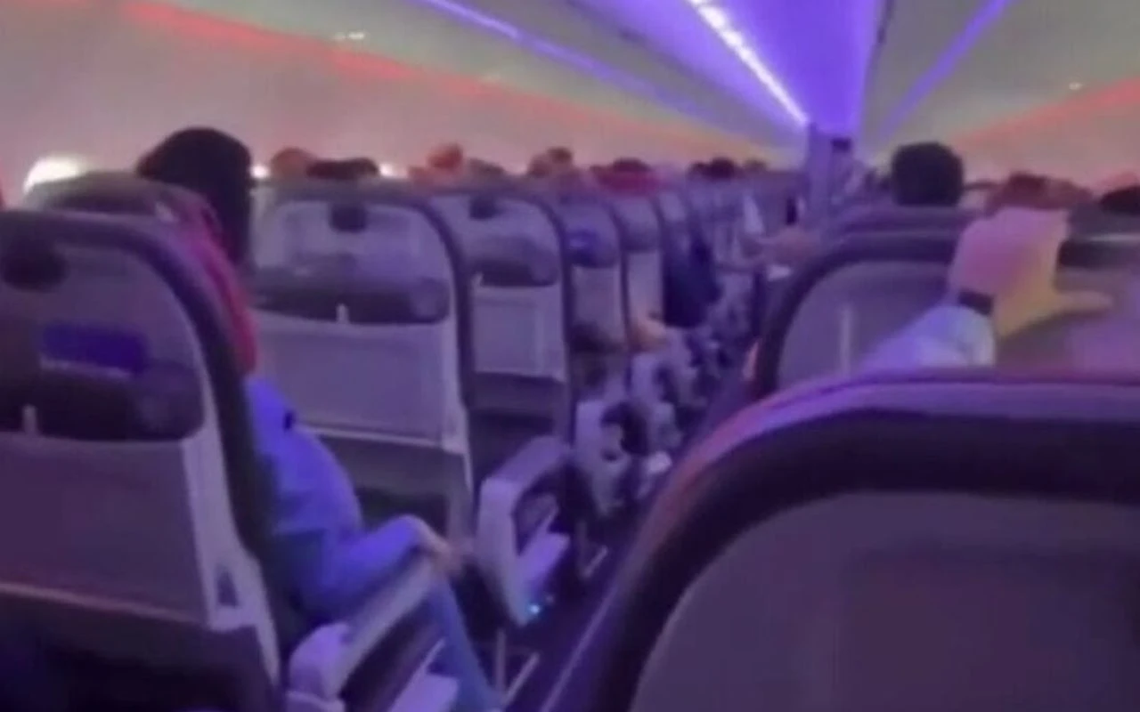 Passageiros se assustam após avião ser atingido por granizo. Vídeo