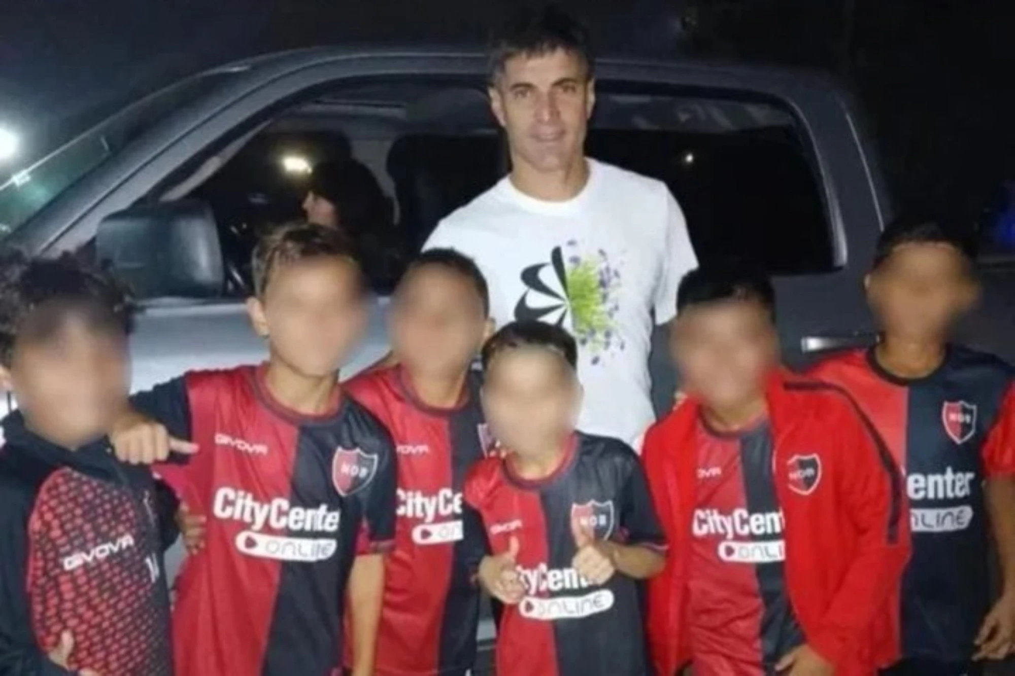 Crianças da base do Newell’s são afastadas após foto com jogador rival