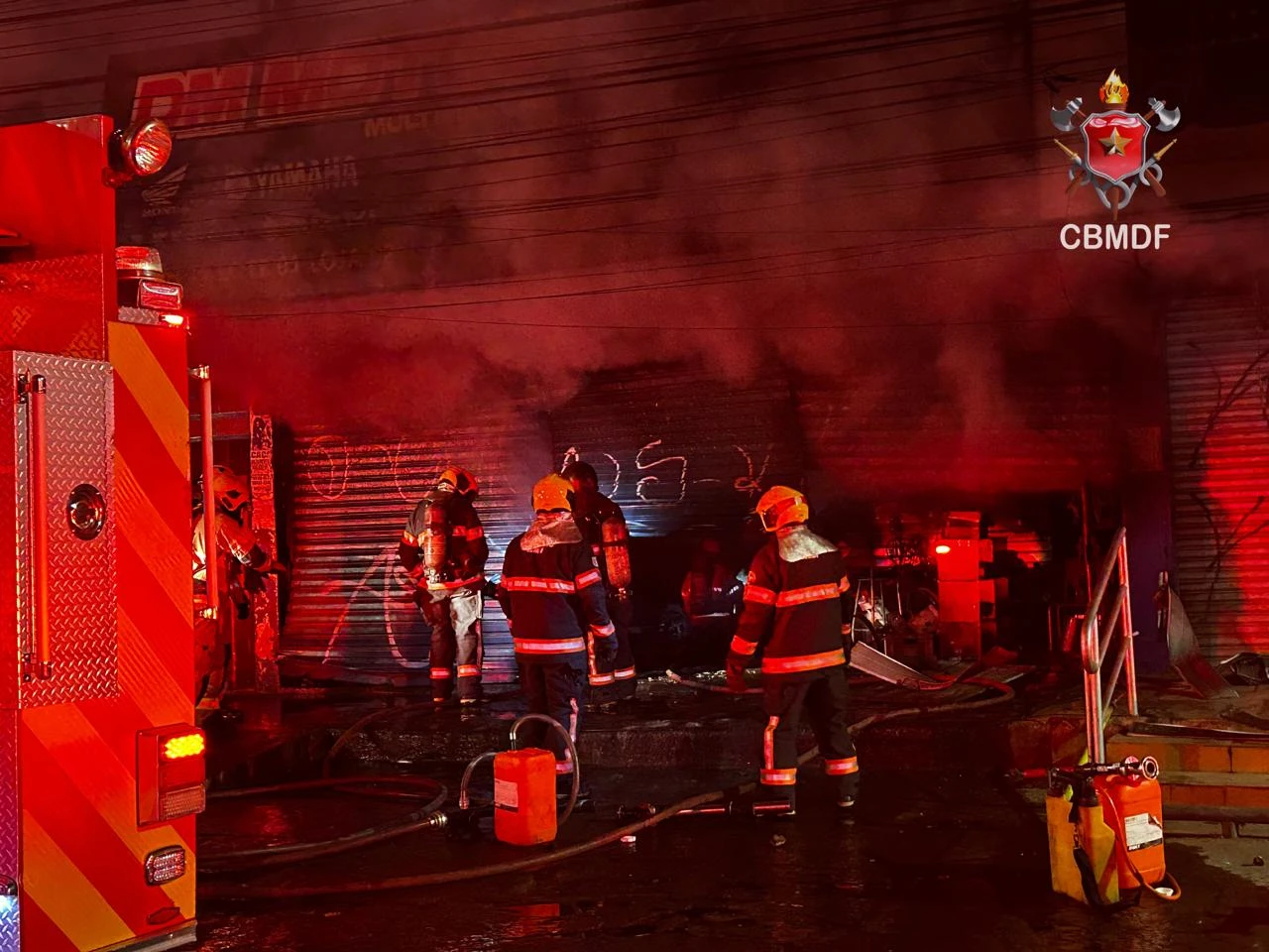 Loja de motocicletas pega fogo e assusta moradores de Taguatinga